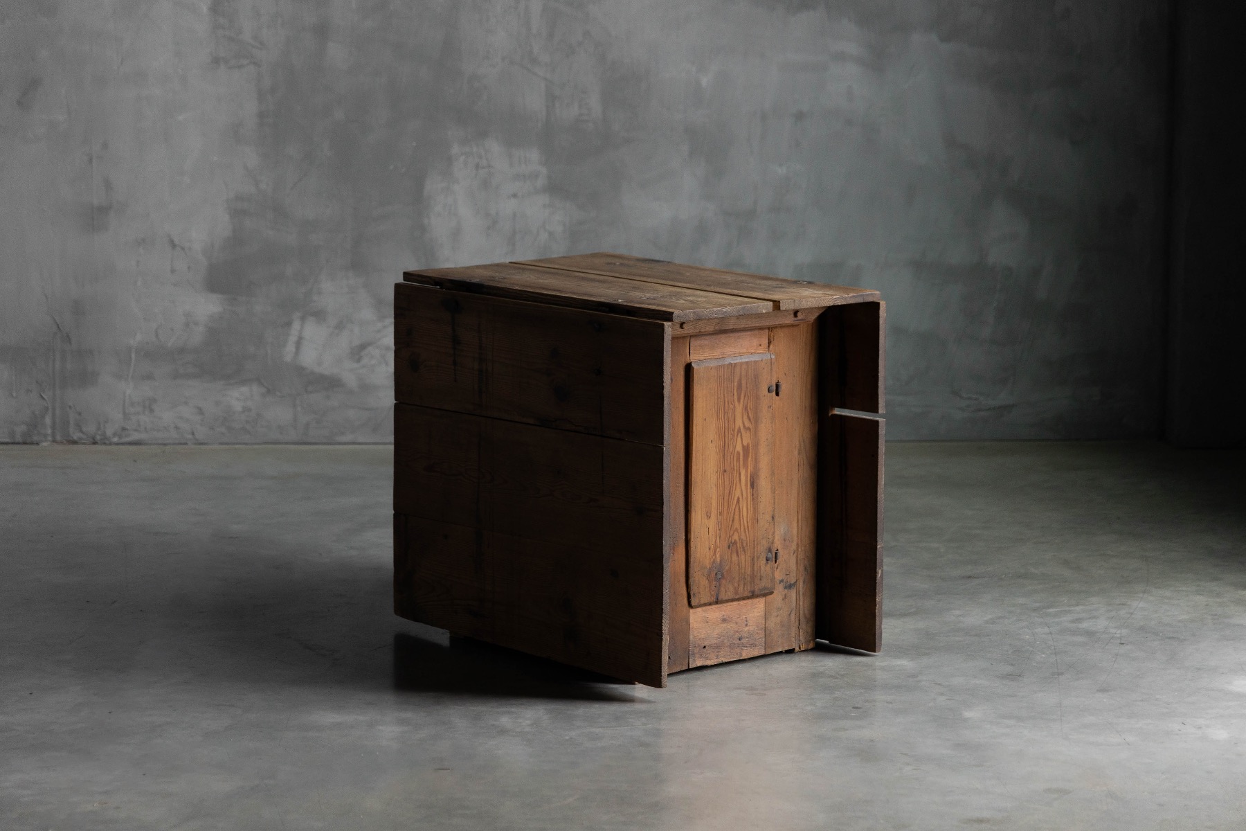 Farmhouse worktable with drop leaves from the 19th century