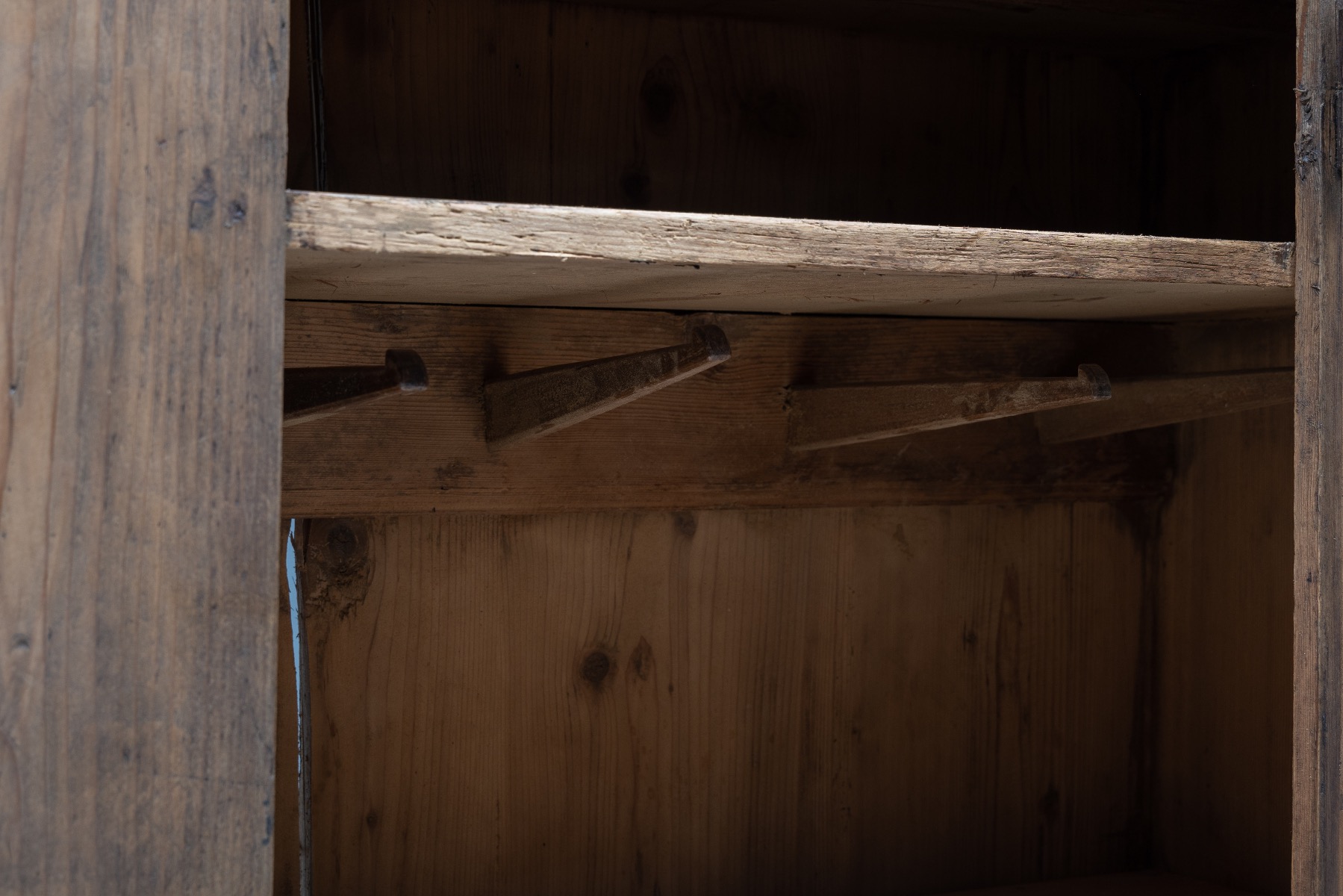 Handcrafted travail populaire alpine cabinet in solid wood