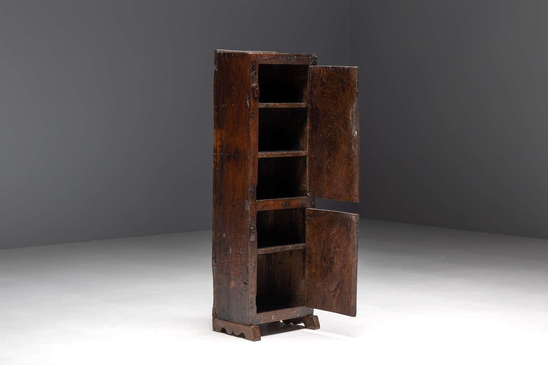 Handcrafted travail populaire cabinet in solid wood from the 1850s