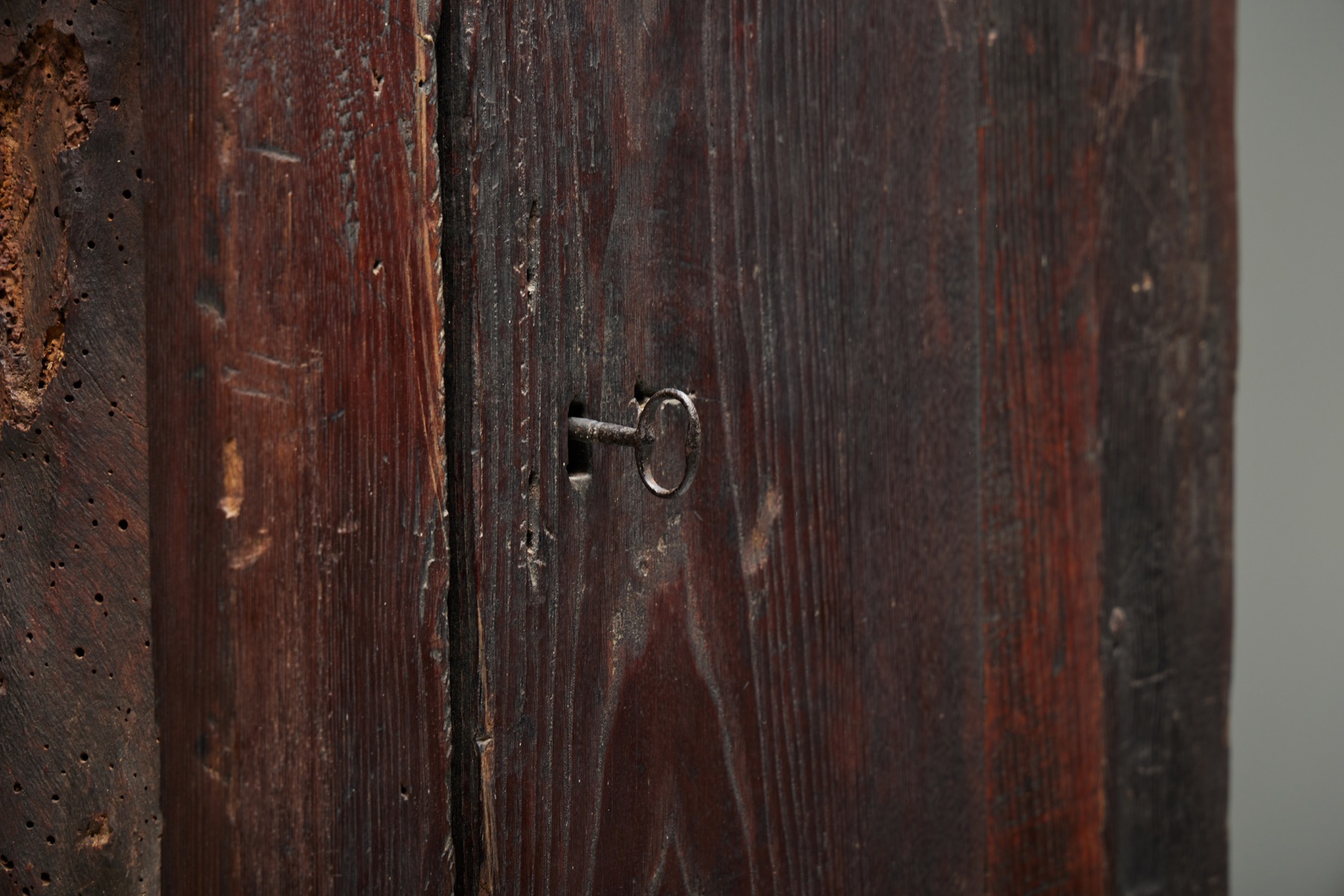 Handcrafted travail populaire cabinet in solid wood design