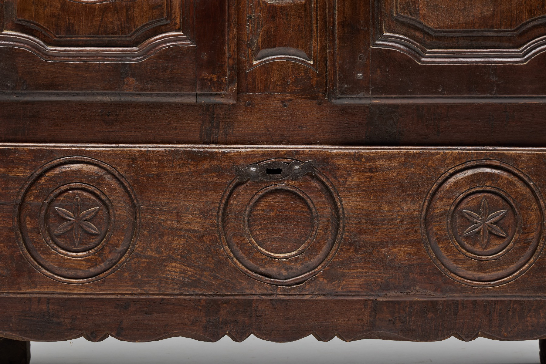 Handcrafted travail populaire cabinet in solid wood
