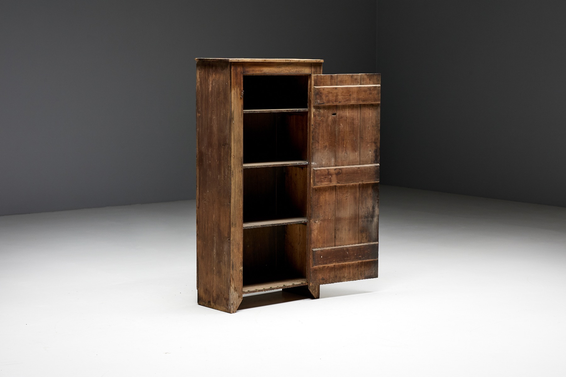 Handcrafted travail populaire cabinet in solid wood