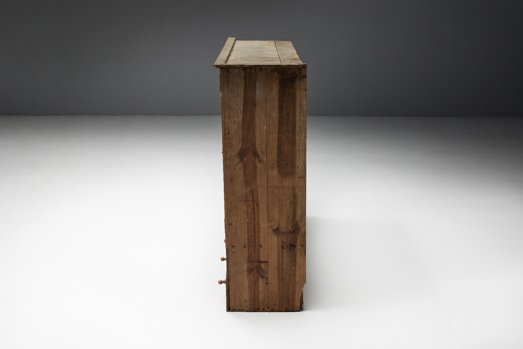 Handcrafted travail populaire cupboard in solid wood