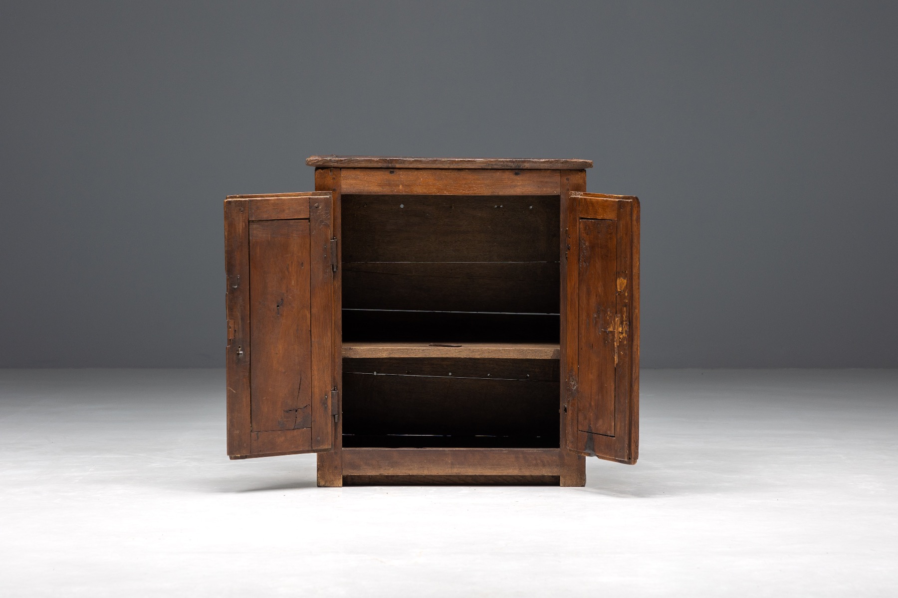 Handcrafted travail populaire cupboard in solid wood