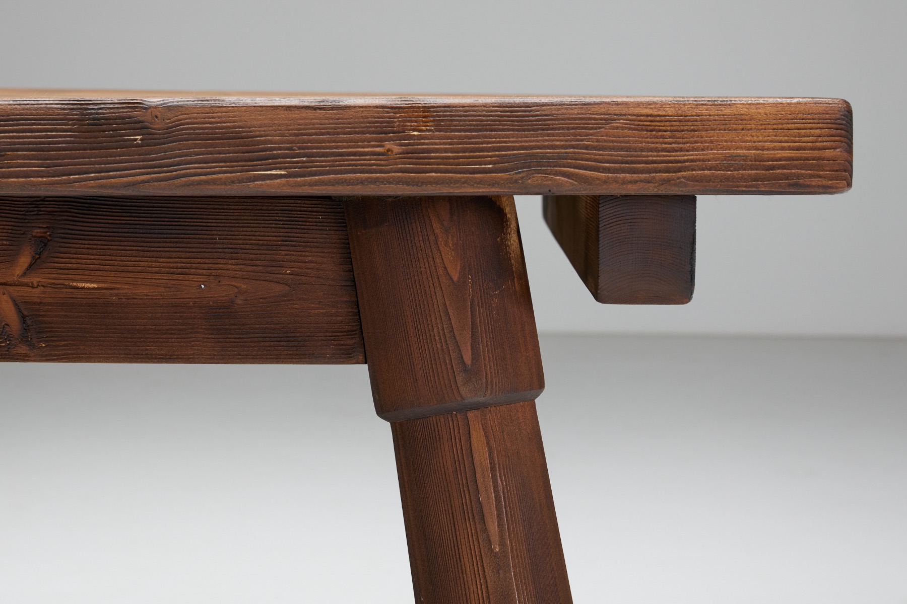 Handcrafted travail populaire dining table in solid wood