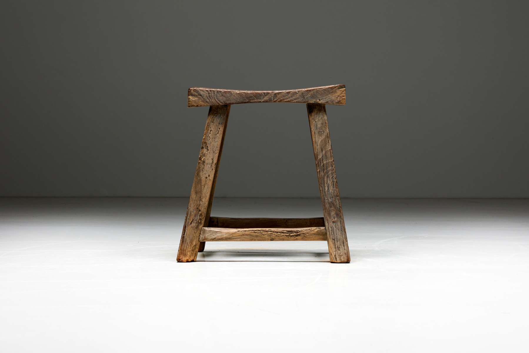 Handcrafted travail populaire stool in solid wood