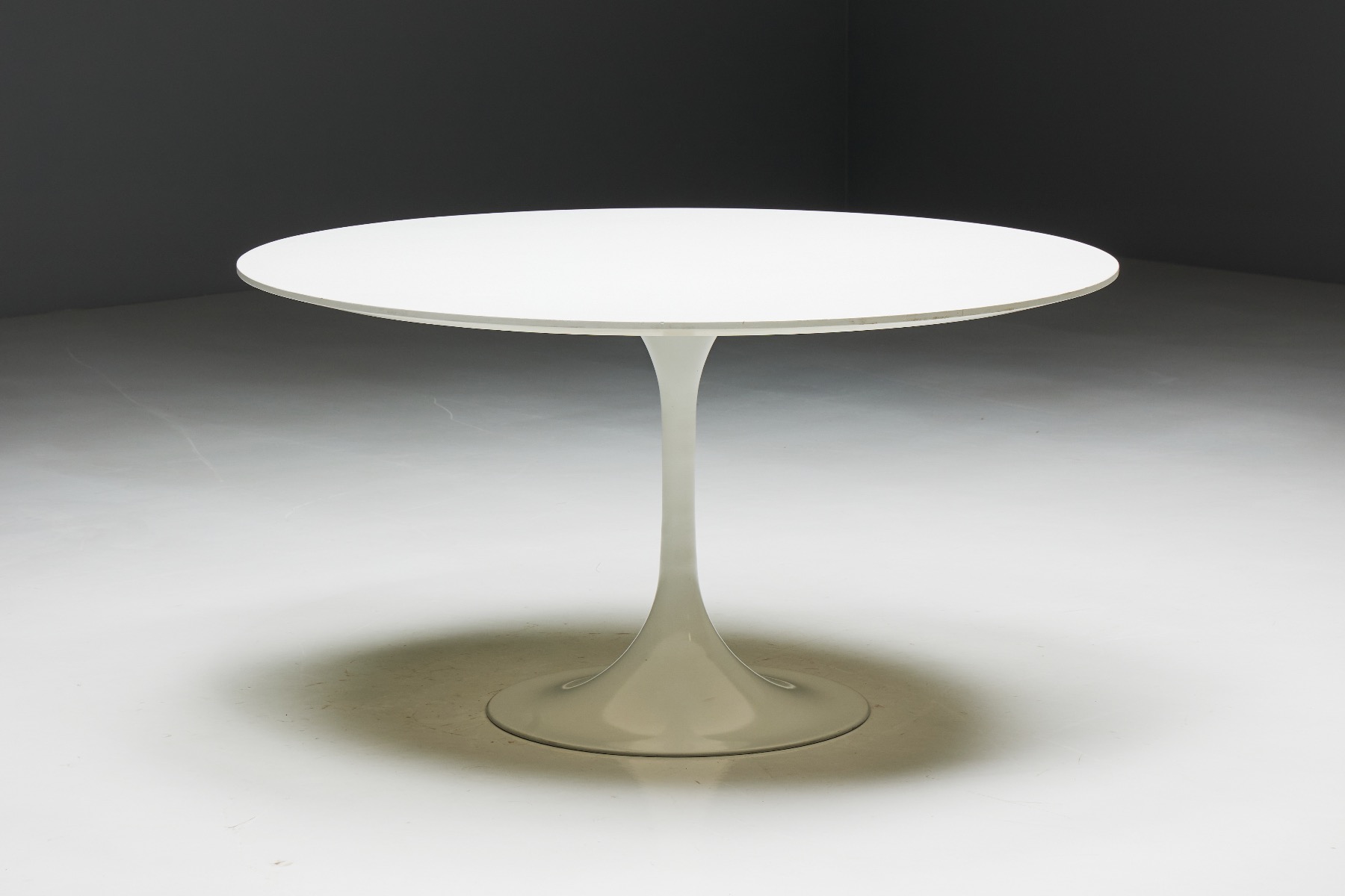 Iconic tulip dining table by Eero Saarinen design