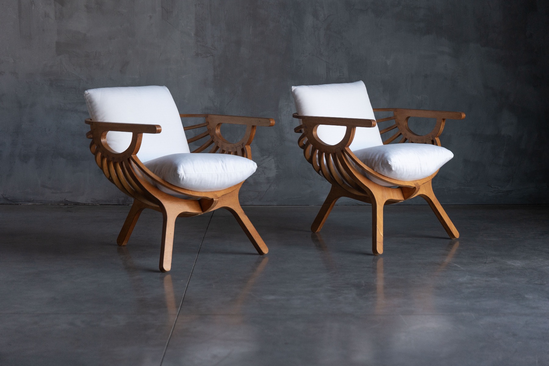 Modern shell lounge chair in sculptural style