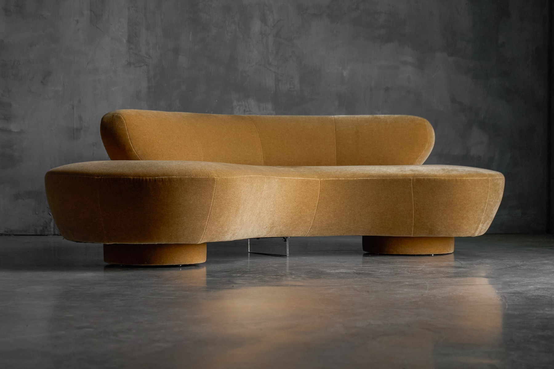 1980s Serpentine sofa reflecting American modern design