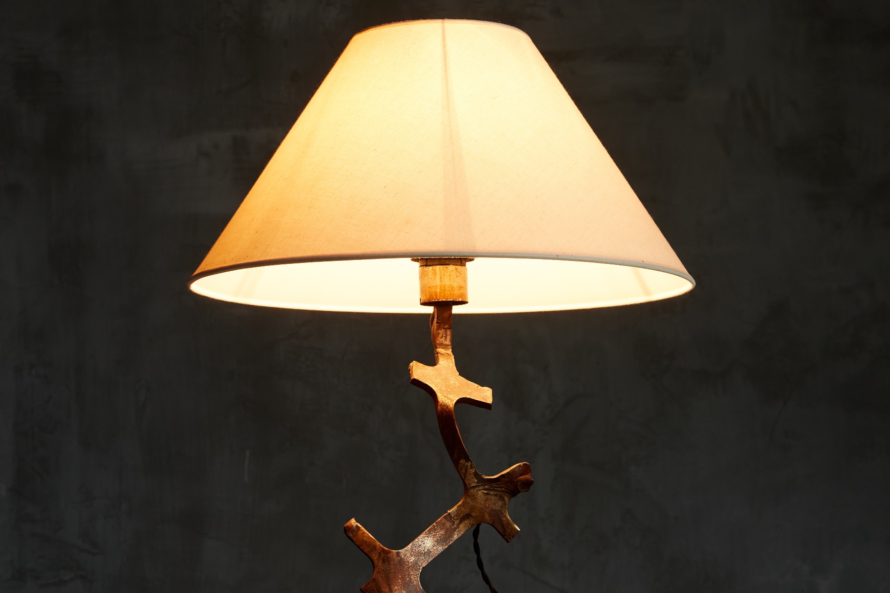 Retro iron table lamp with rustic look