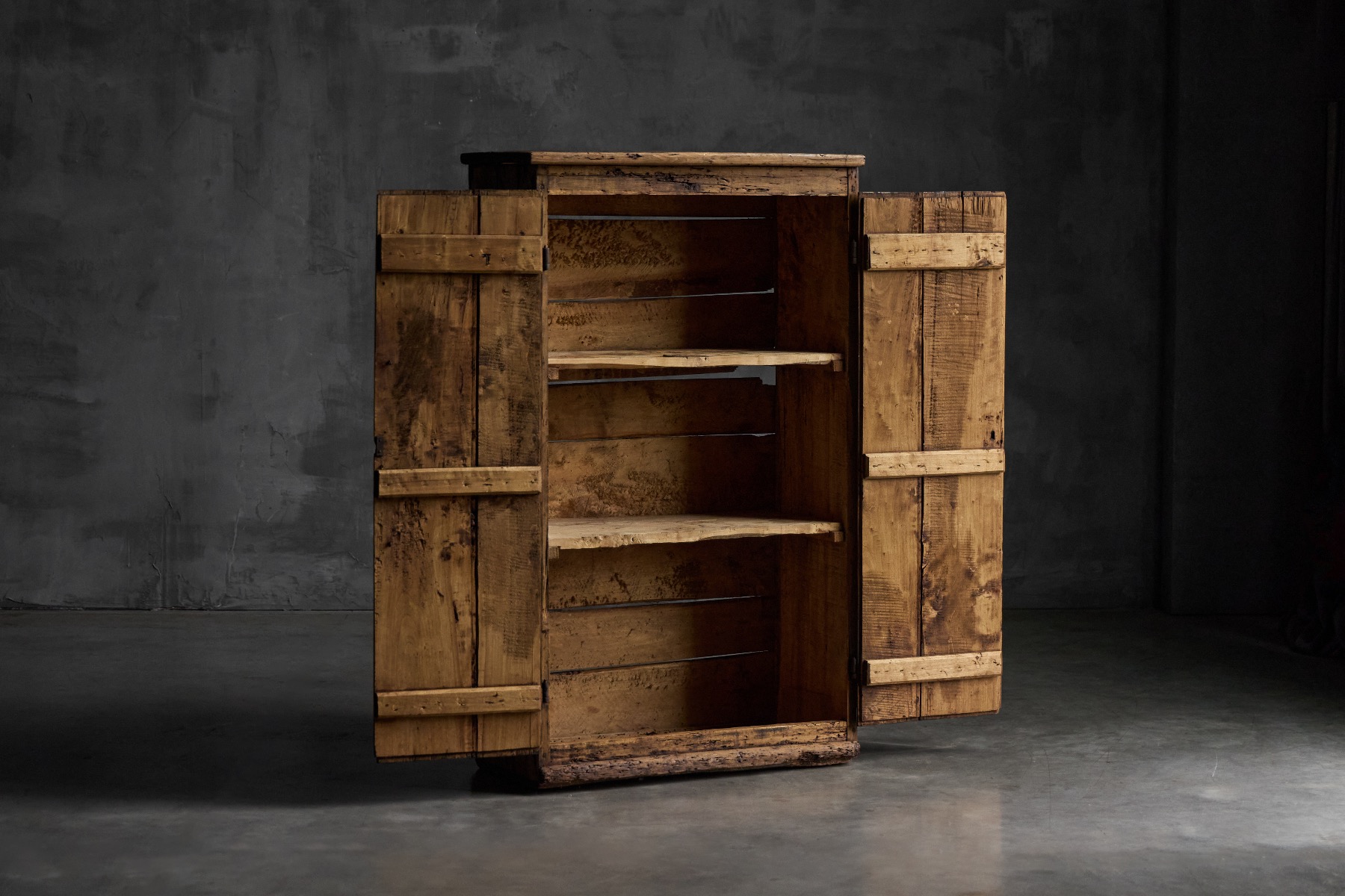 Rural rustic travail populaire cabinet with honest construction