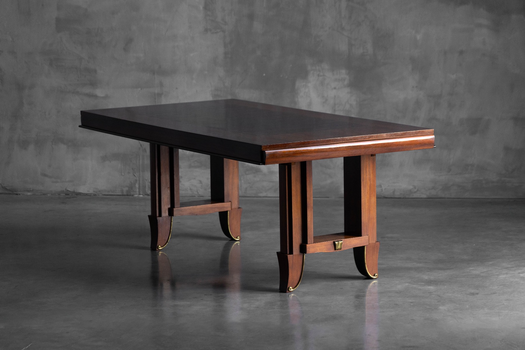 Dining table Art Deco tapered legs wooden base