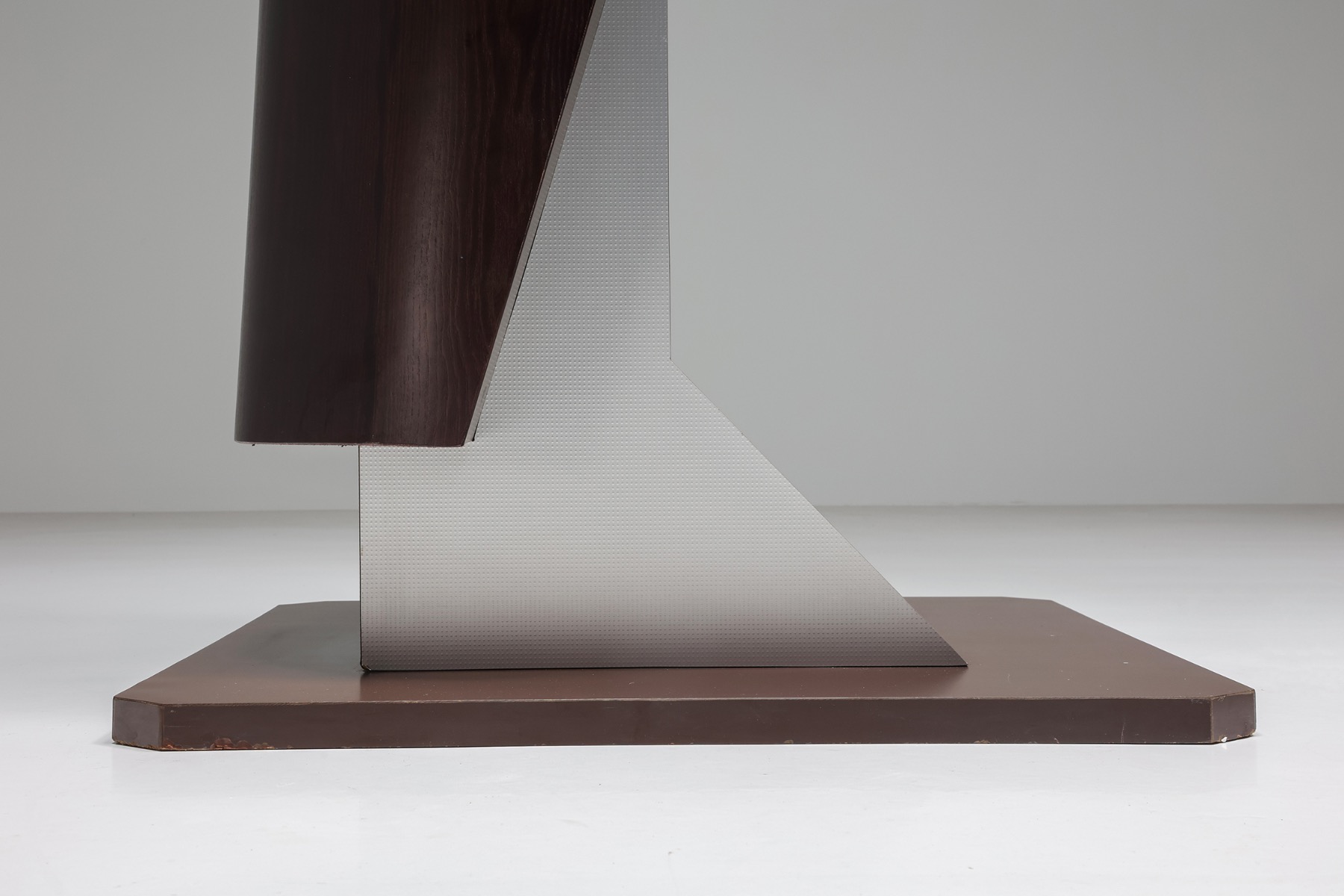 Expressive vertical totem sculpture by Garinei