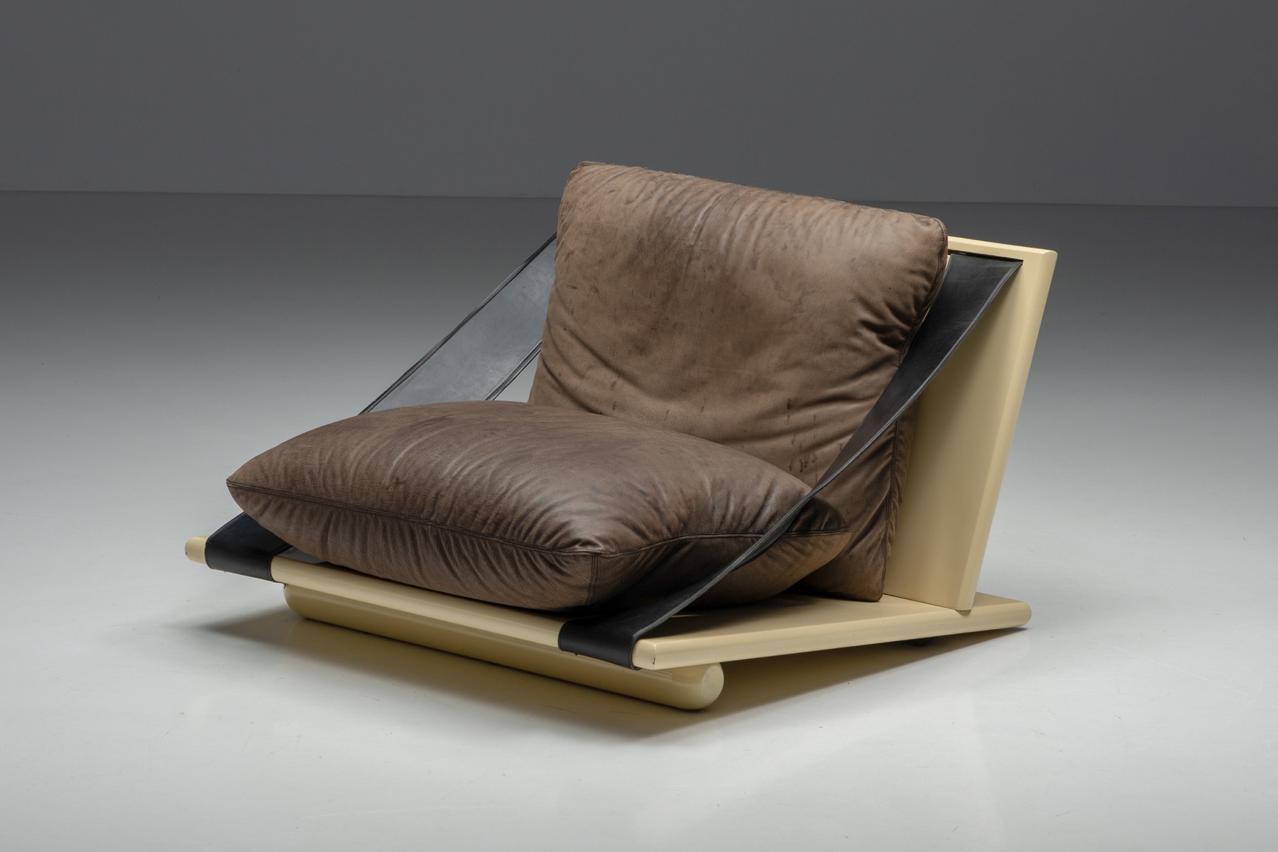 Collectible lounge chairs in lacquer and leather from the 1970s