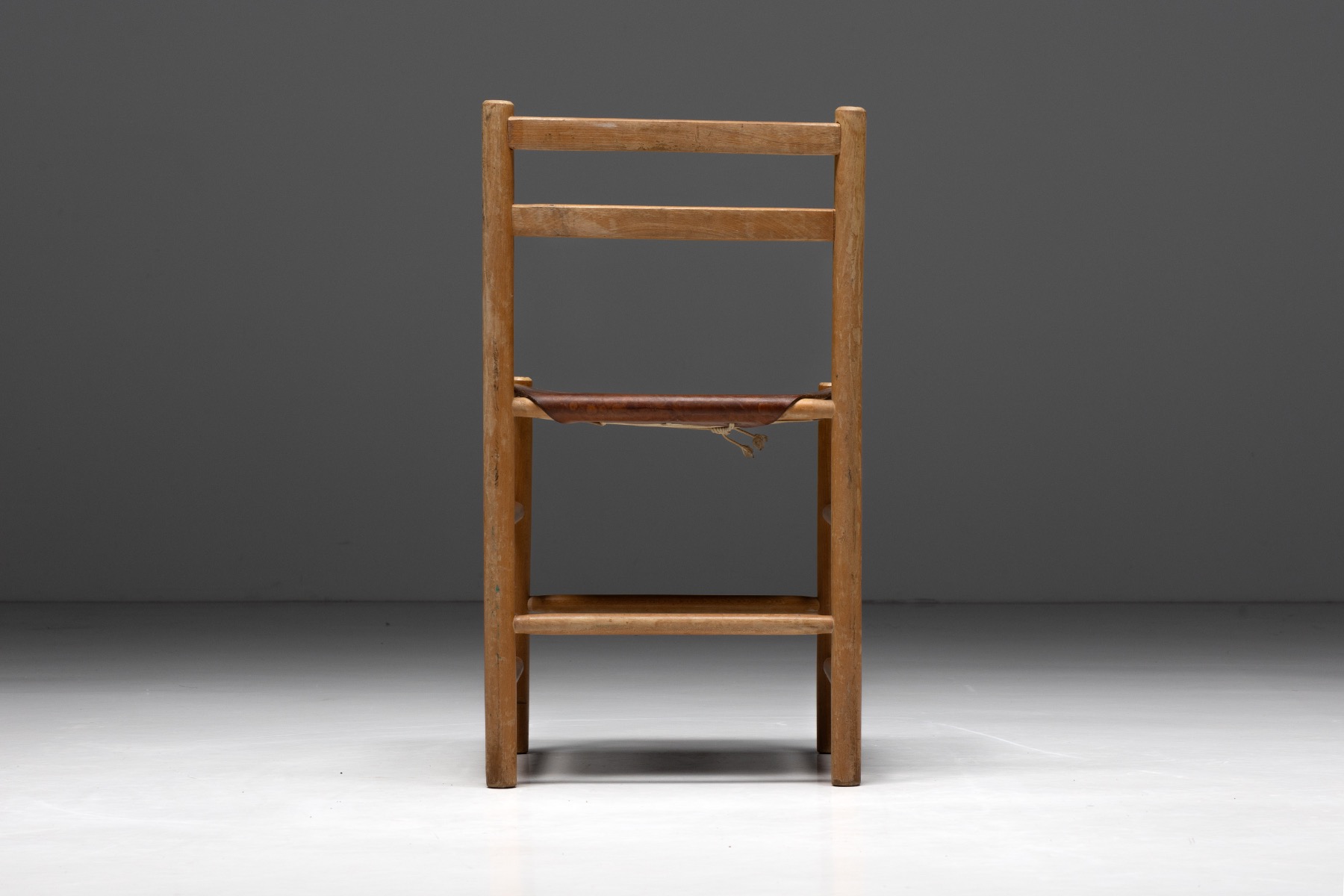 Designer French dining chairs in wood and leather from the 1950s