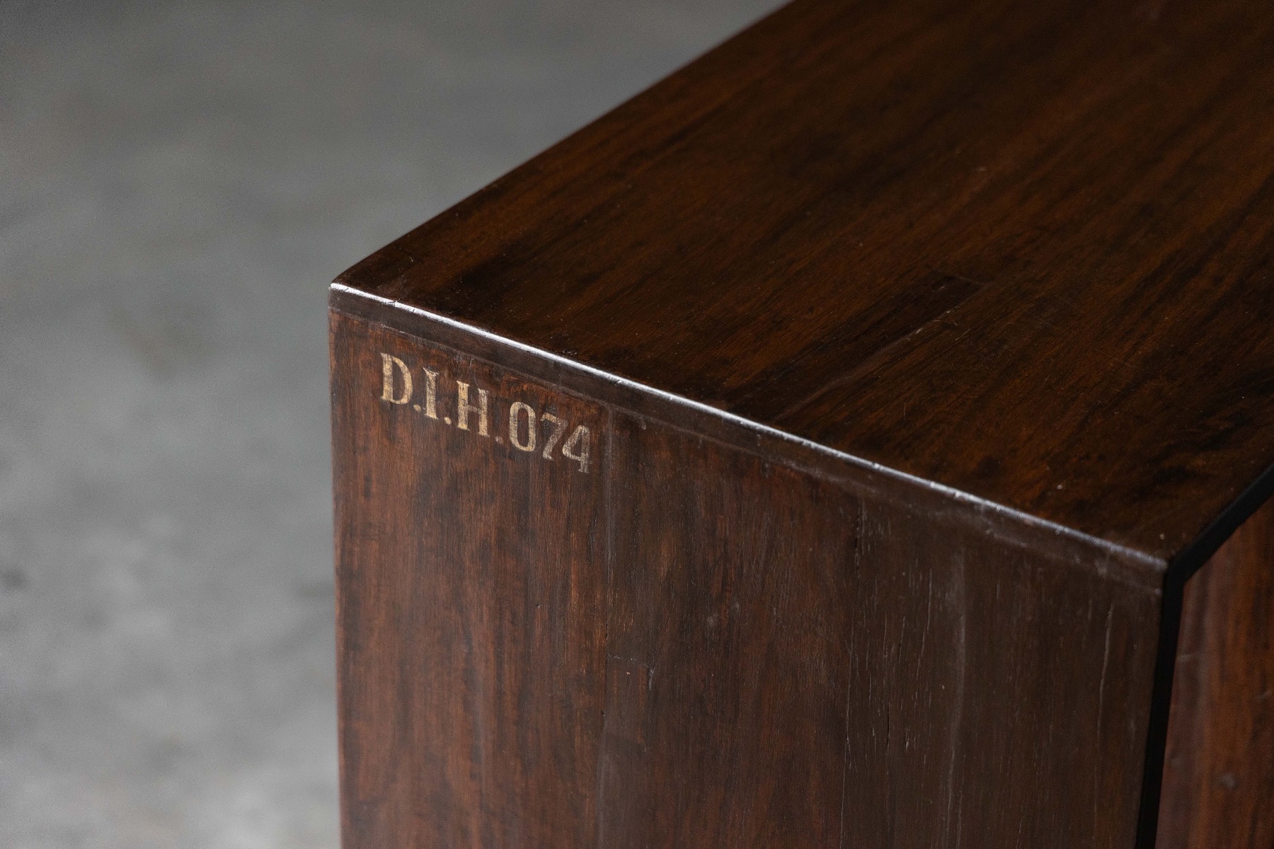 Designer file rack by Pierre Jeanneret from the 1950s