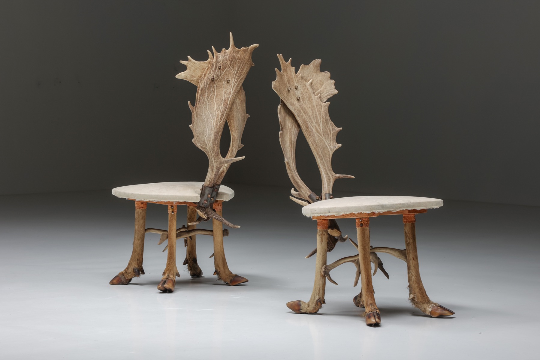 Folding hunting chairs in leather and wood from Sweden