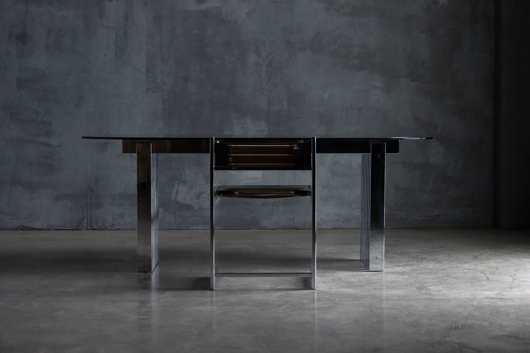 Modernist dining table in chrome from the 1970s