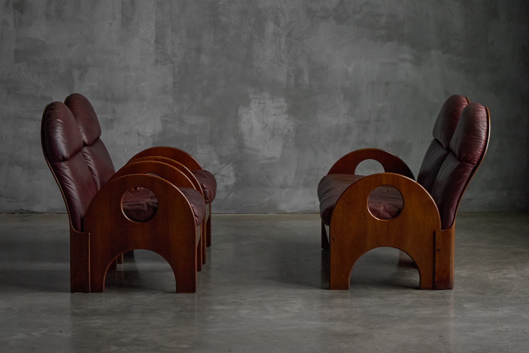 Italian design loveseat Arcata by Gae Aulenti