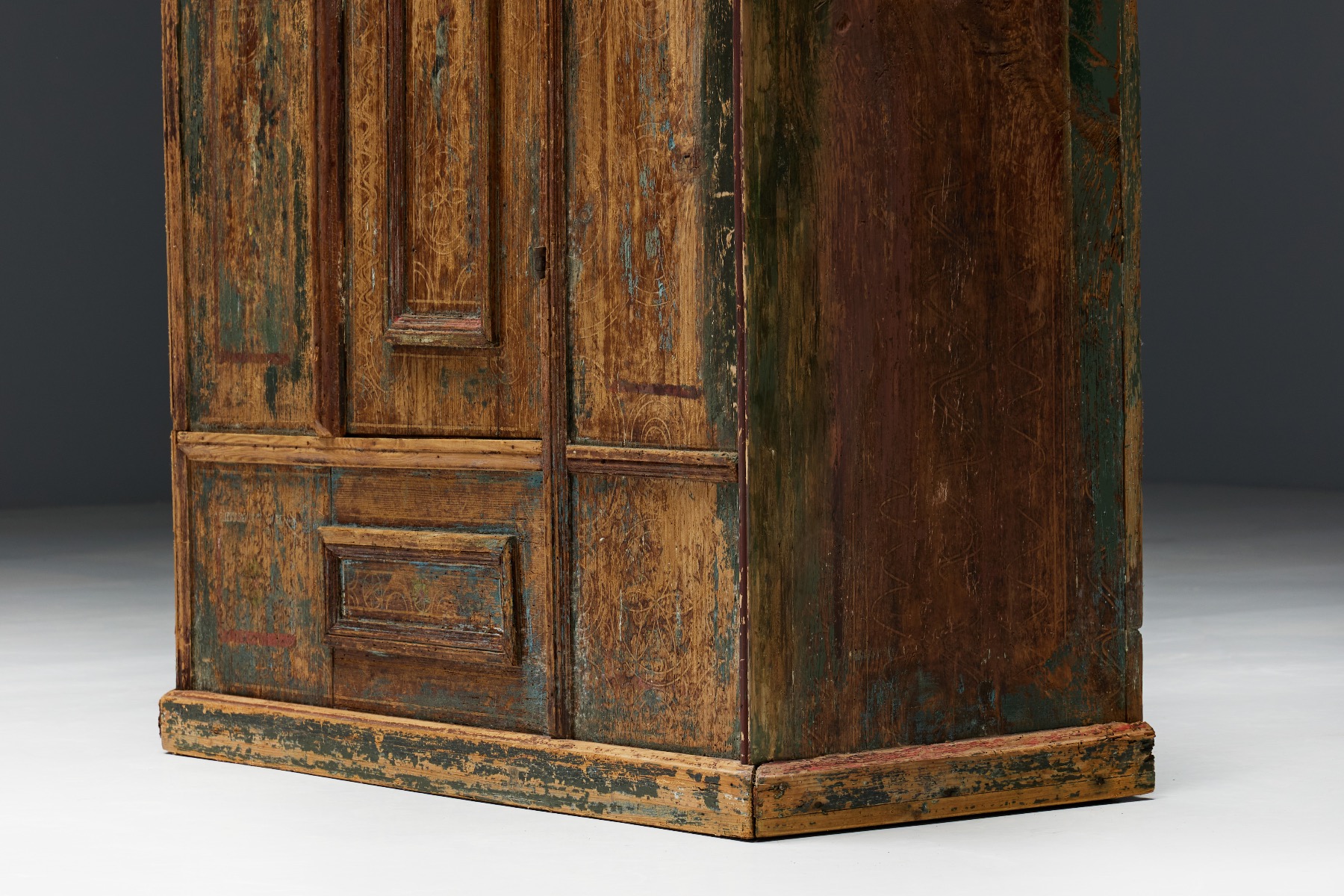 Handcrafted travail populaire cabinet 18th century