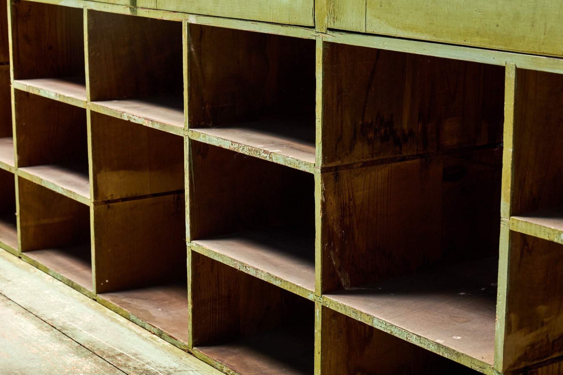 Historic green drawer cabinet 1800s