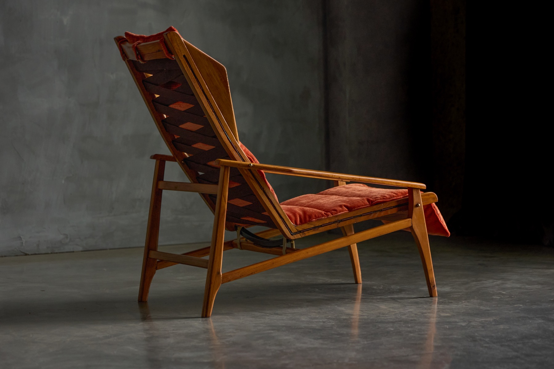 Sculptural Modello 811 lounge chair in Italian modern design