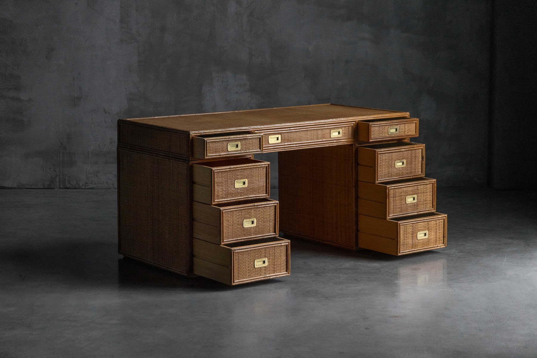 Natural bamboo desk designed by Vivai del Sud
