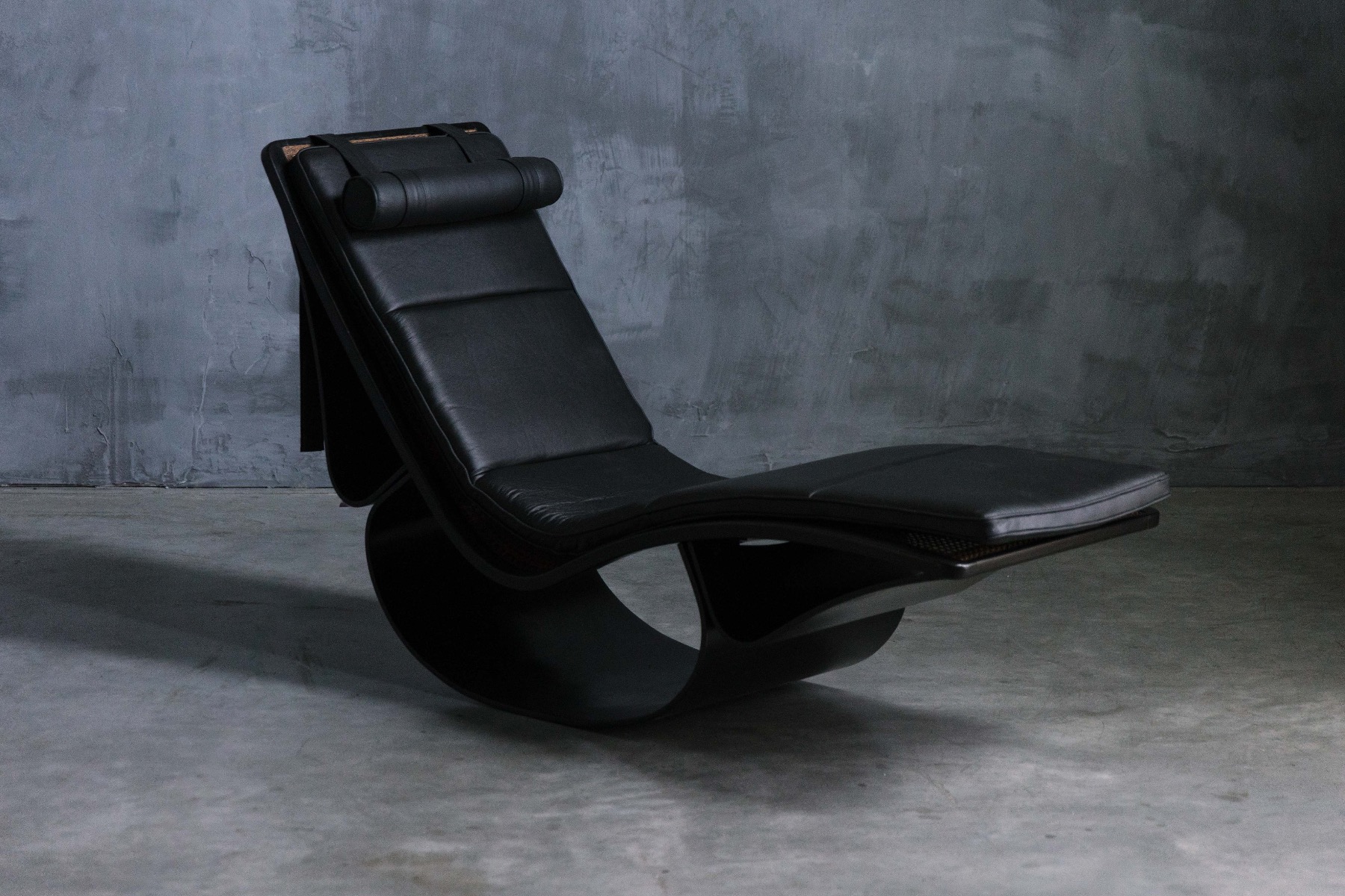 Sculptural Rio chaise by Niemeyer