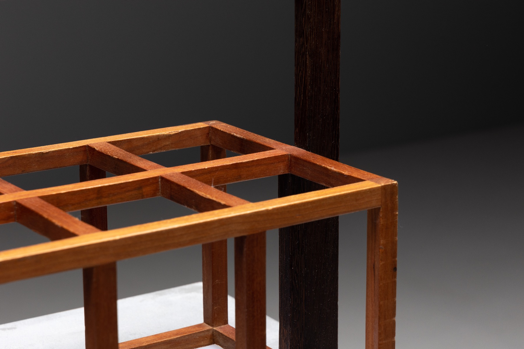 Sculptural wine holder Hof van Cleve