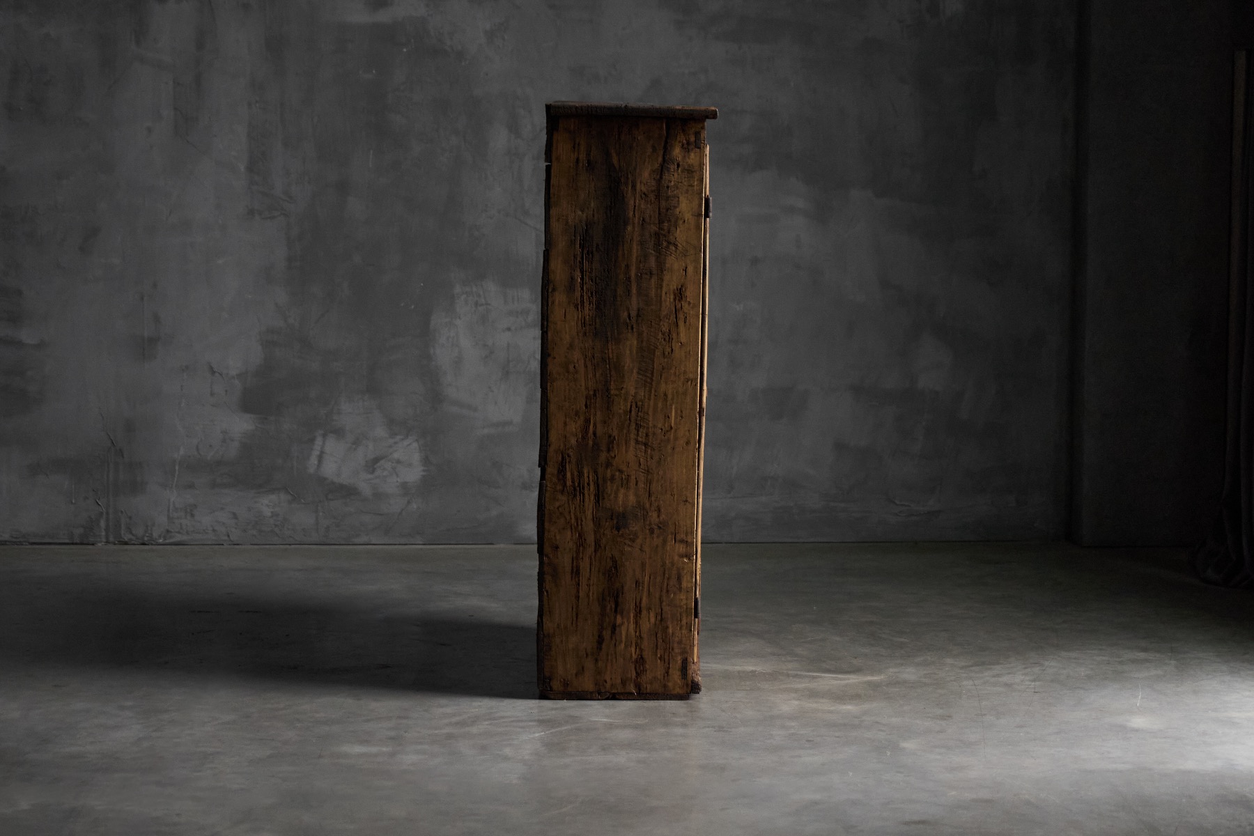 Solid wood travail populaire cabinet from the 18th century