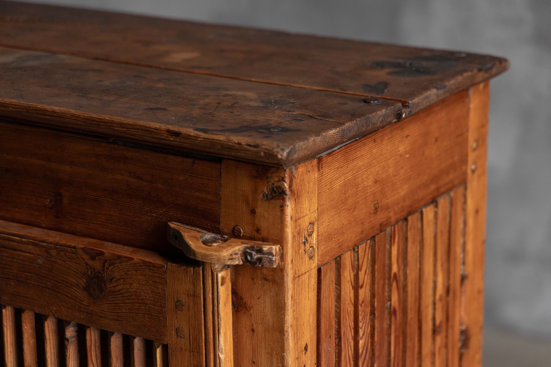 Vernacular alpine tommière cabinet with functional design