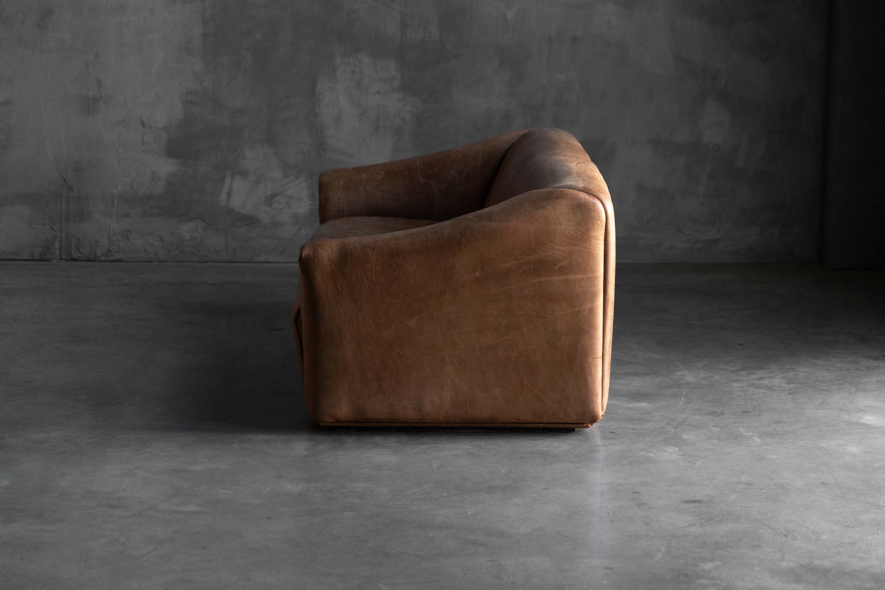 De Sede DS47 bullhide leather sofa in classic 1970s design