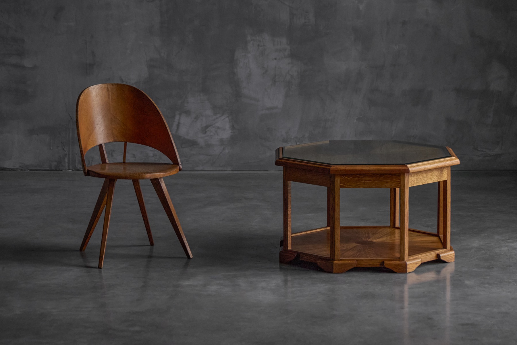 1930s oak octagonal coffee table in Art Deco style with radial veneer