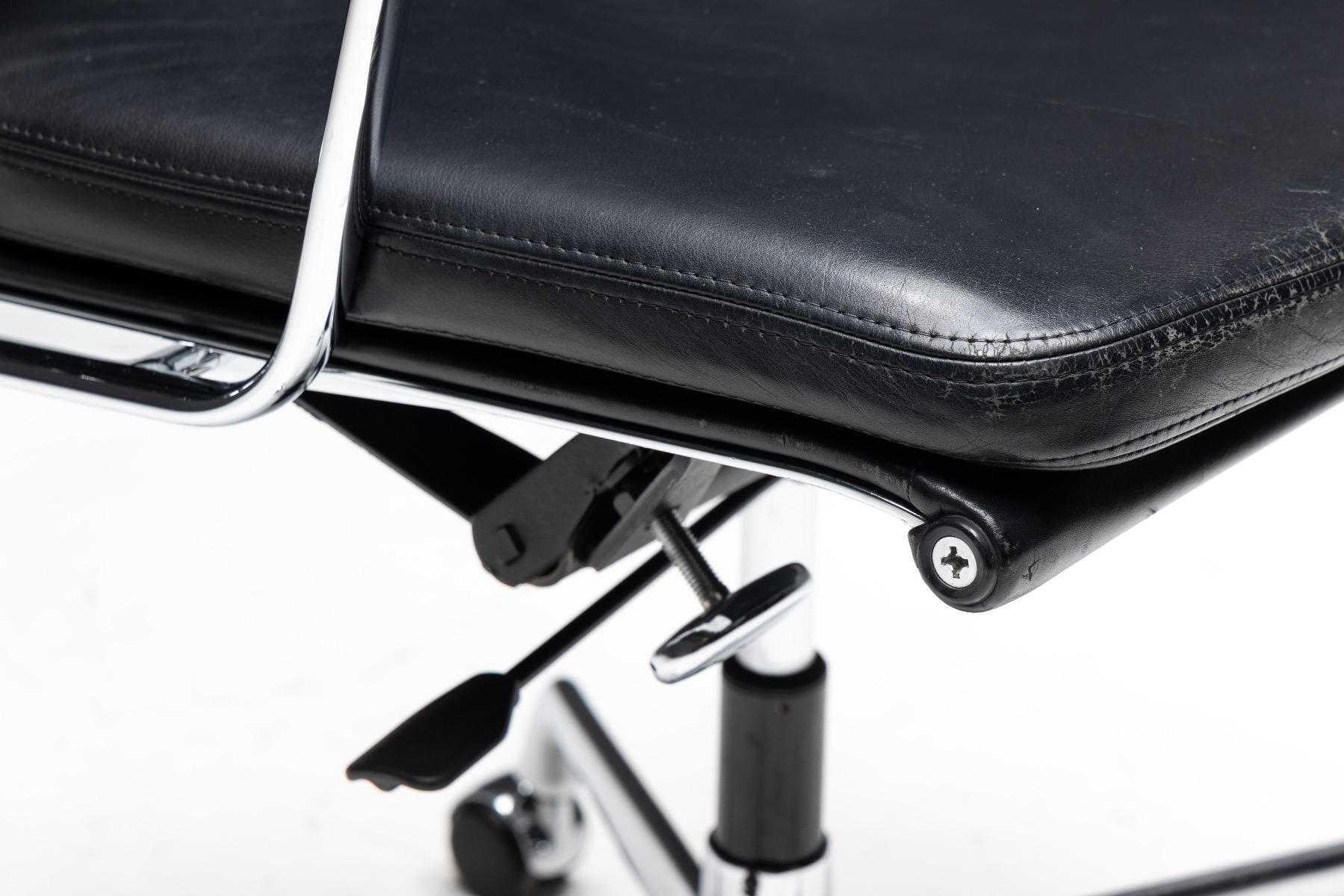 Aluminum group EA216 chair by Eames for Vitra