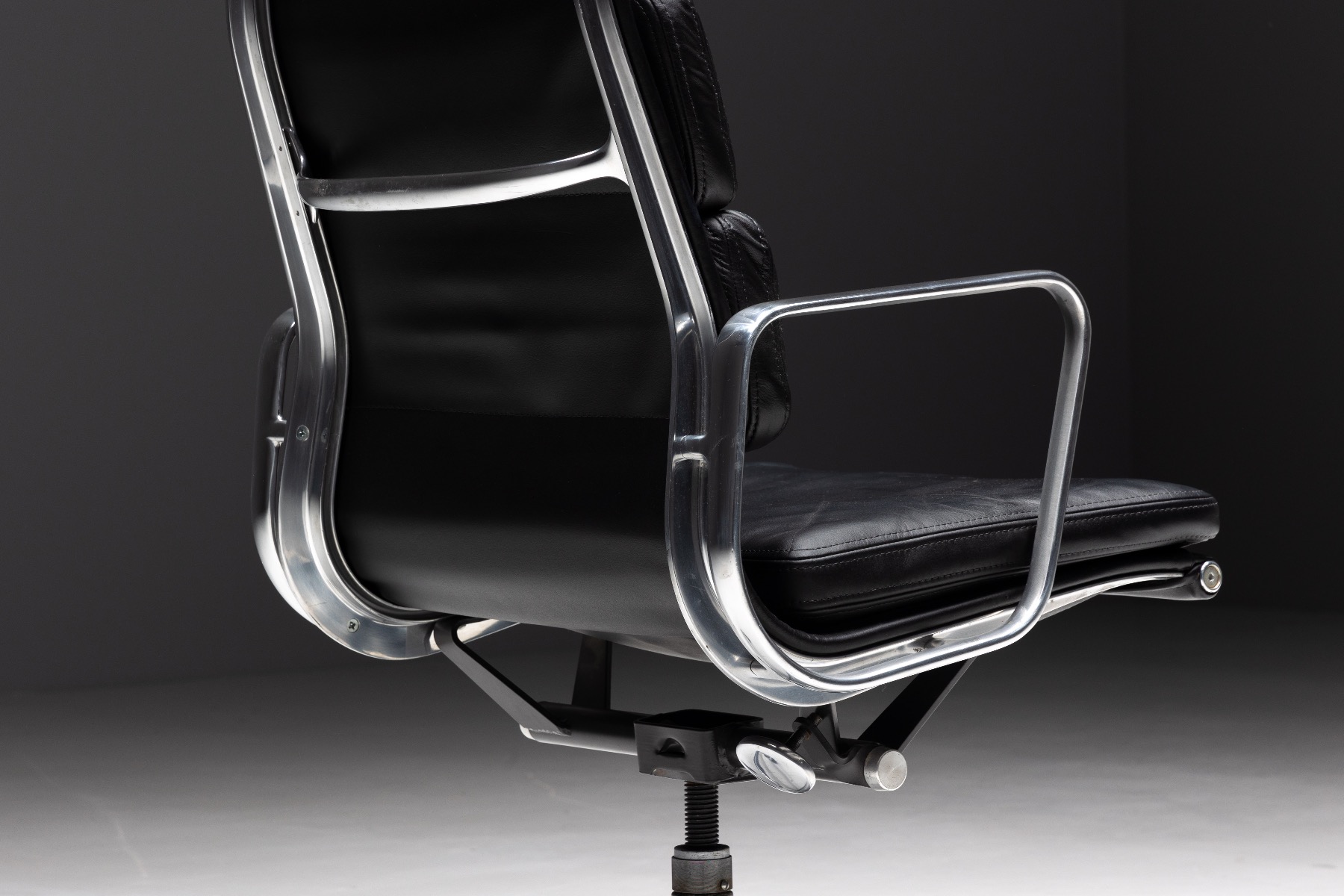 Aluminum group soft pad chair by Eames