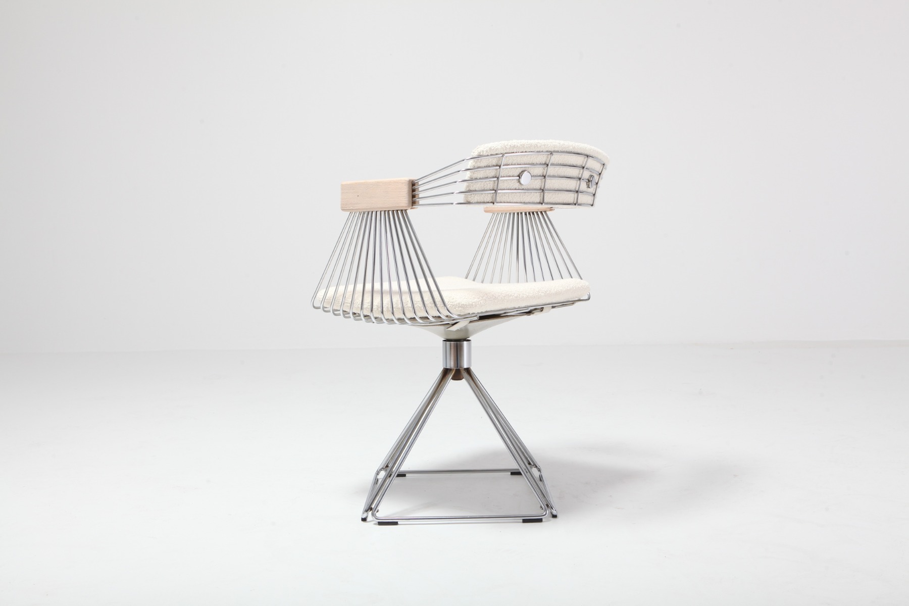 Architectural wire chairs by Rudi Verelst design