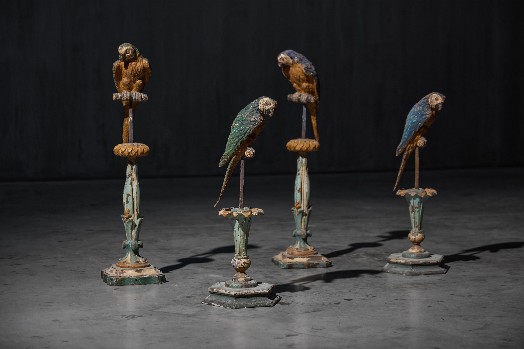 Classical style parrot statues with refined carving