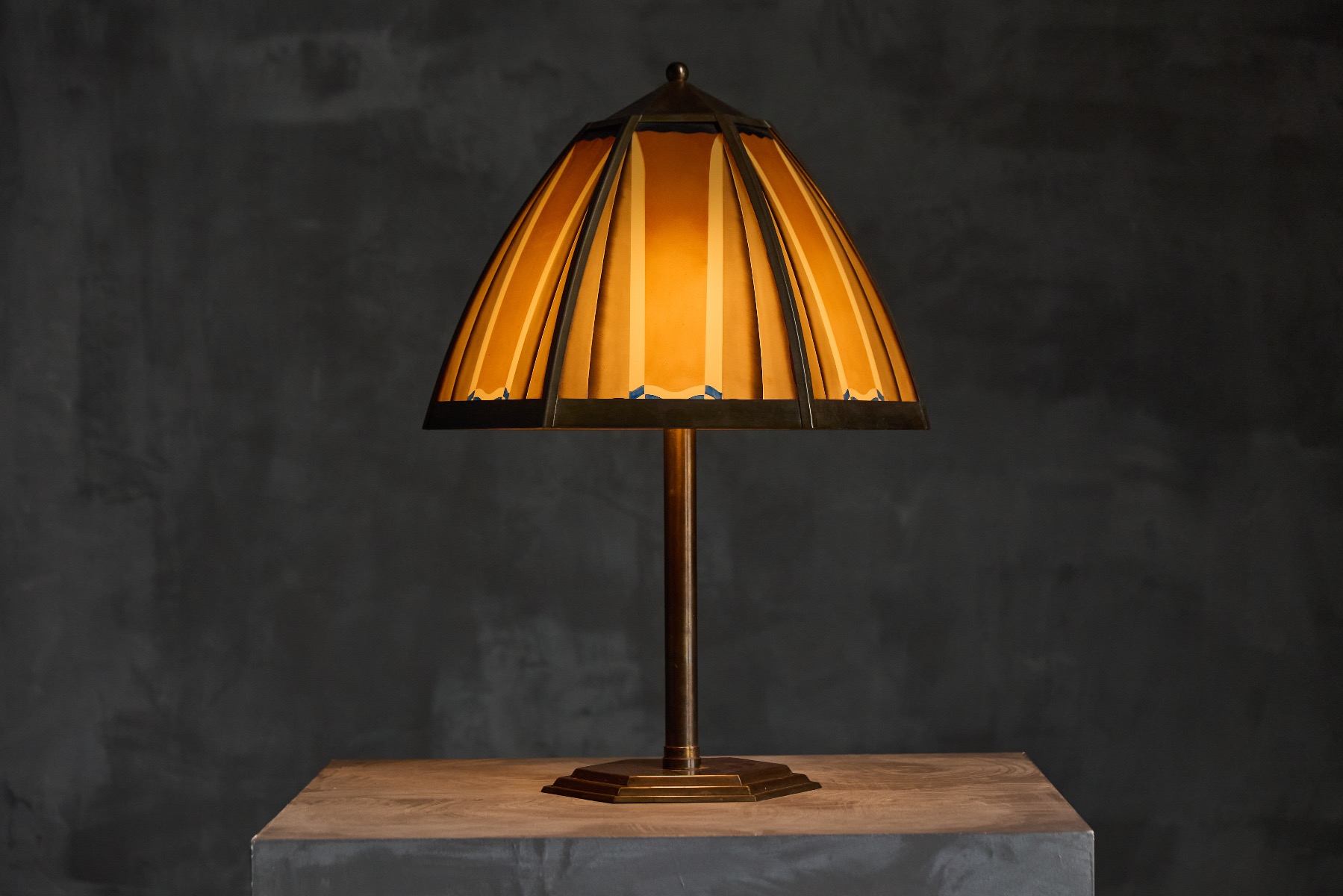 Architectural Dutch table lamp from the 1920s