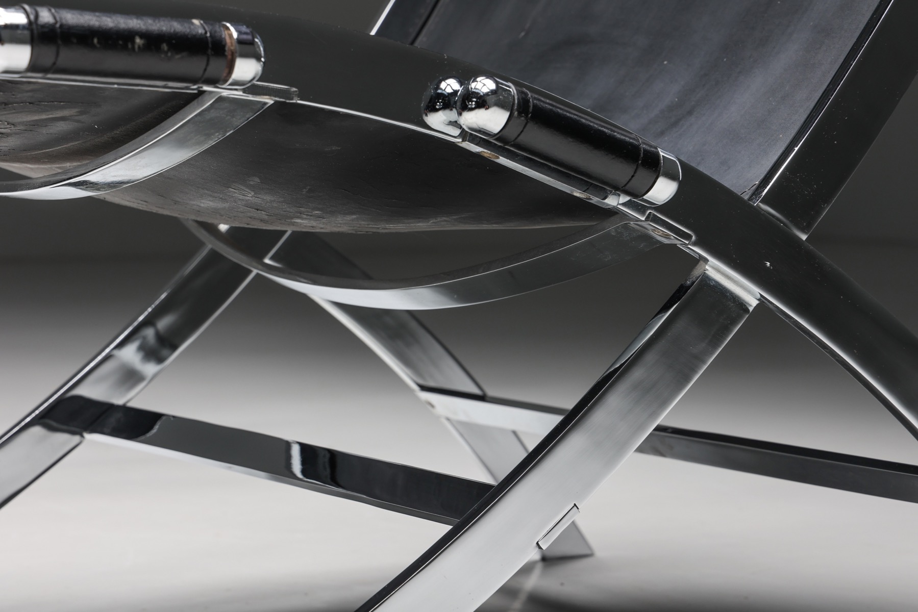 Architectural scissor chair by Flexform in black design
