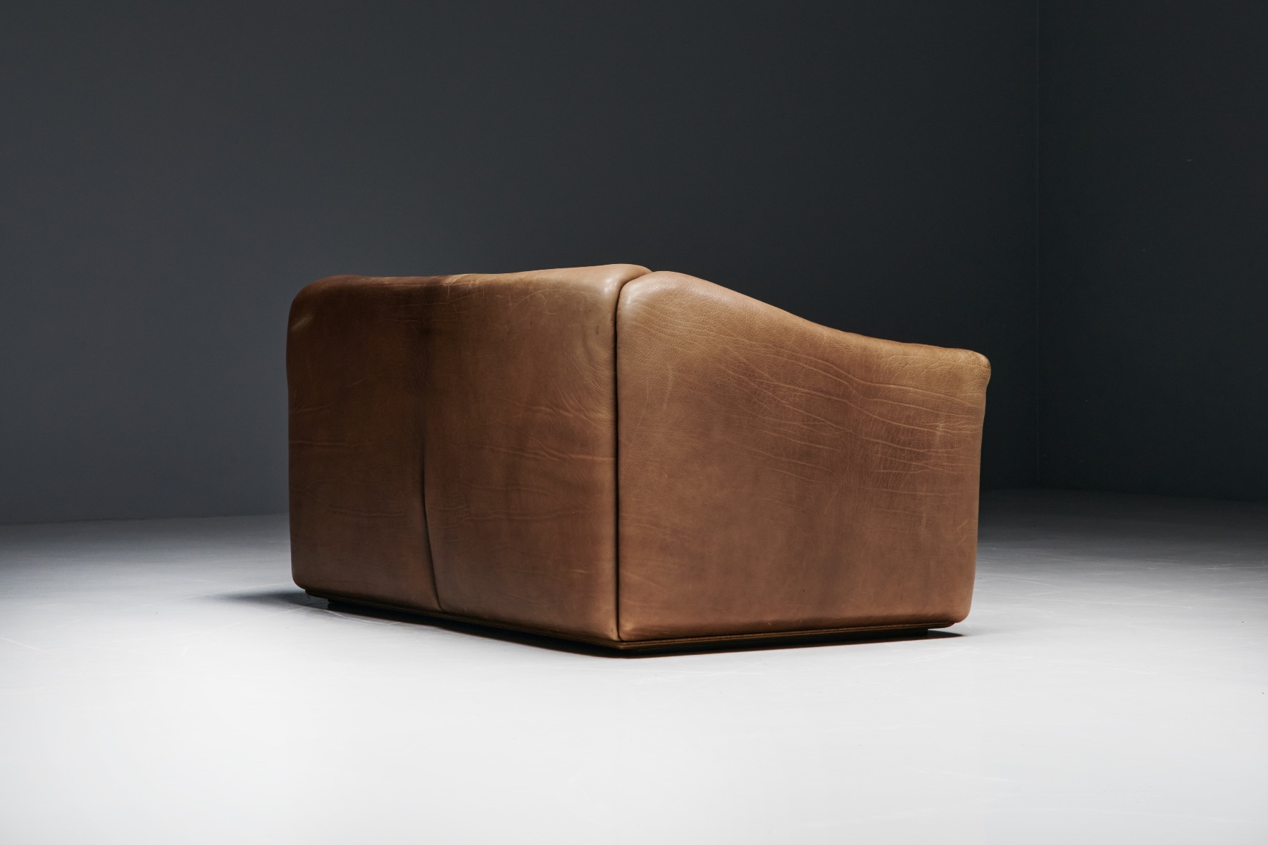 Collectible De Sede neck leather sofa from the 1970s