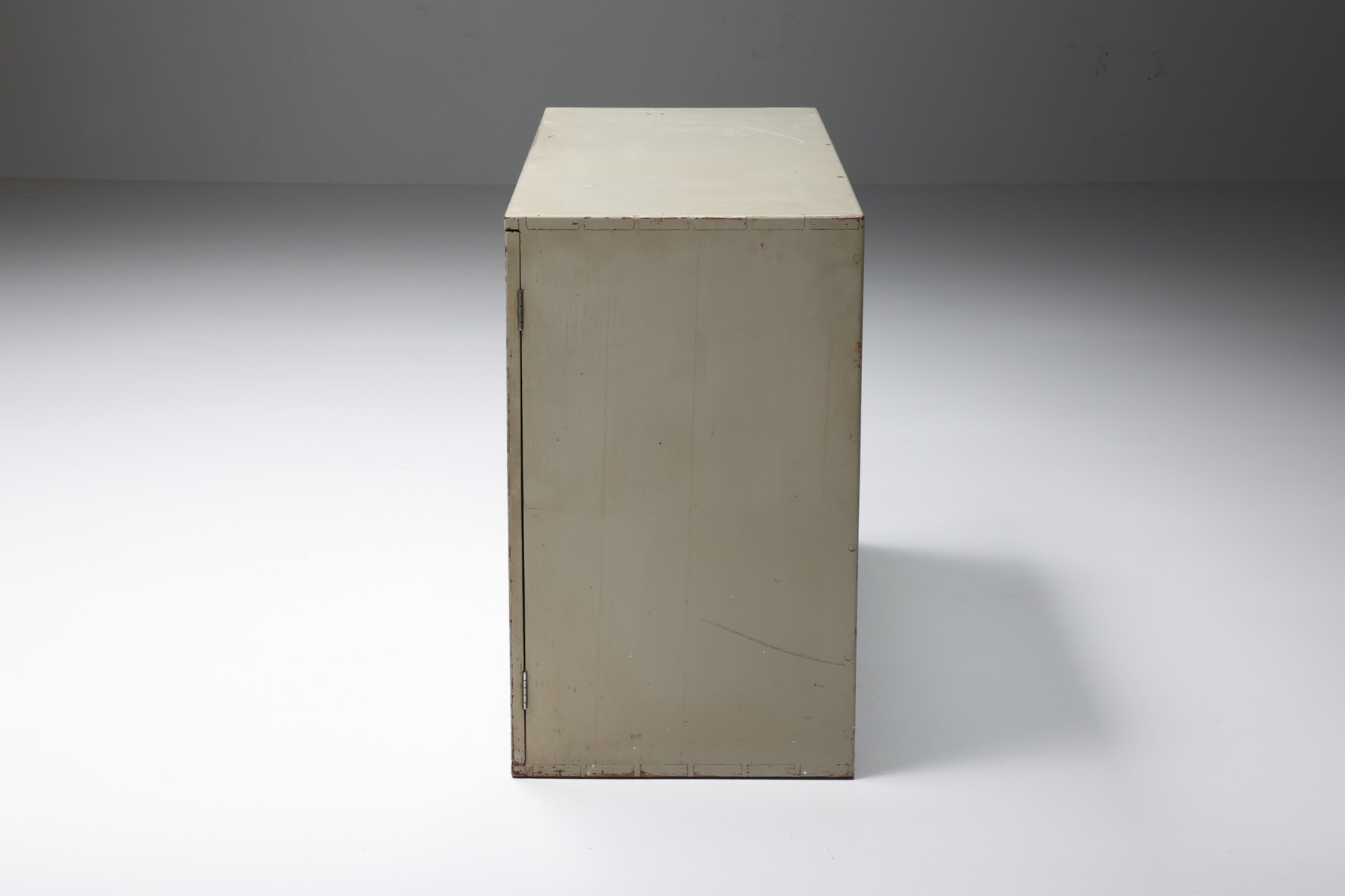 Collectible Gerald Summers sideboard in grey painted wood from the 1930s