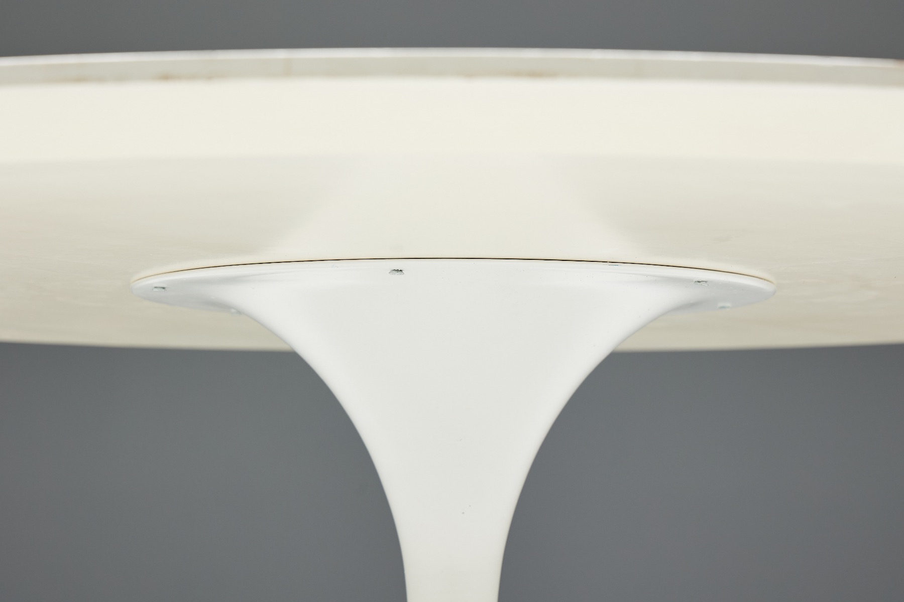 Designer dining table tulip by Eero Saarinen for Knoll