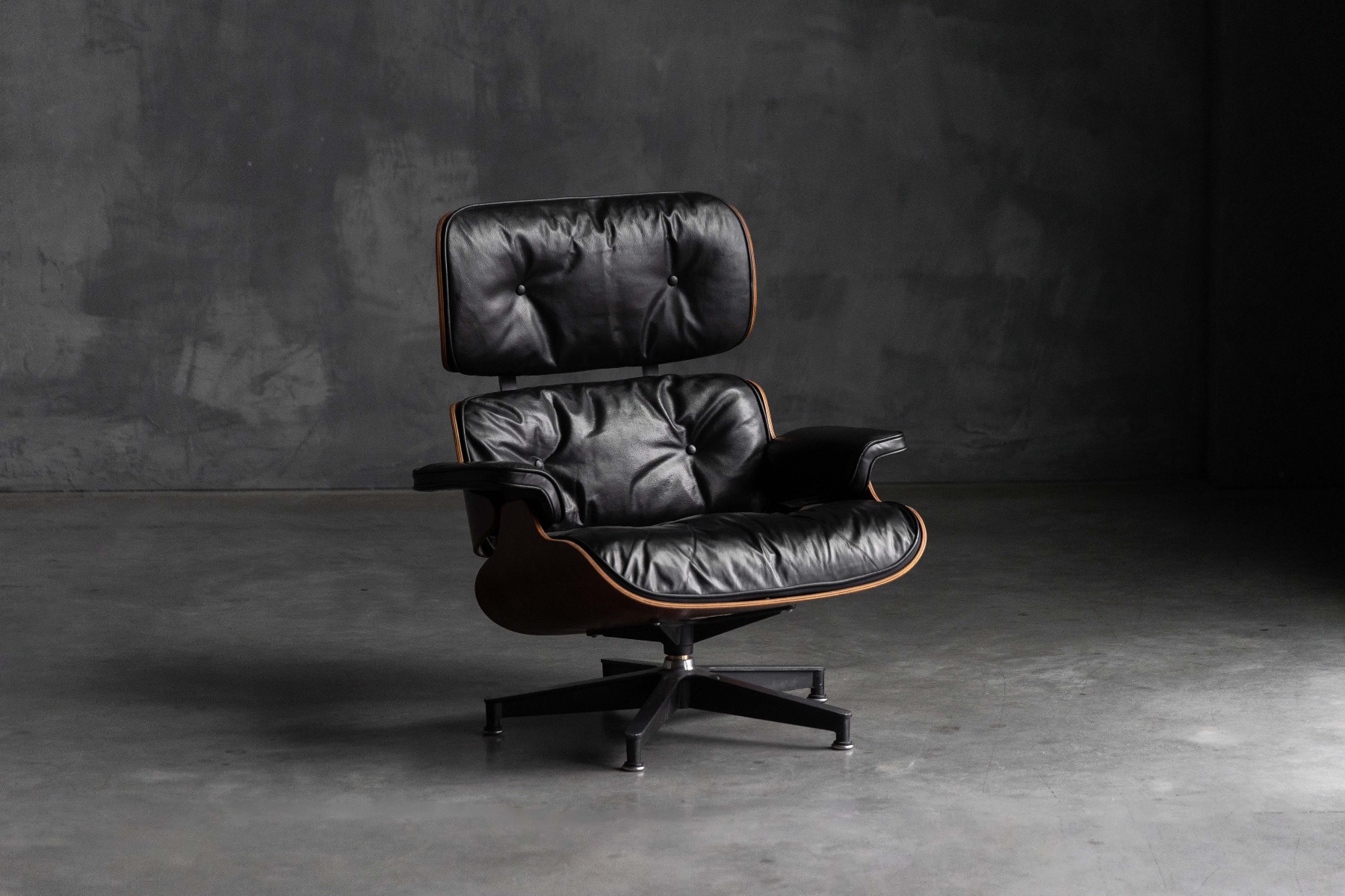 Early production Eames Lounge Chair and matching ottoman