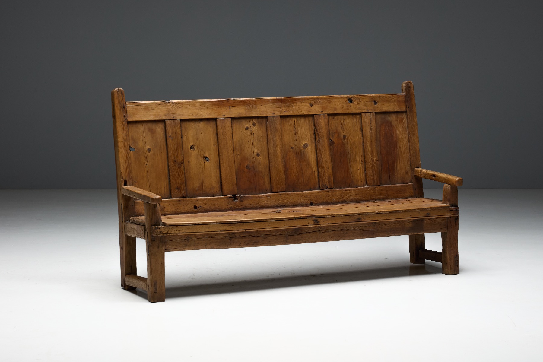 Handcrafted travail populaire bench with utilitarian form