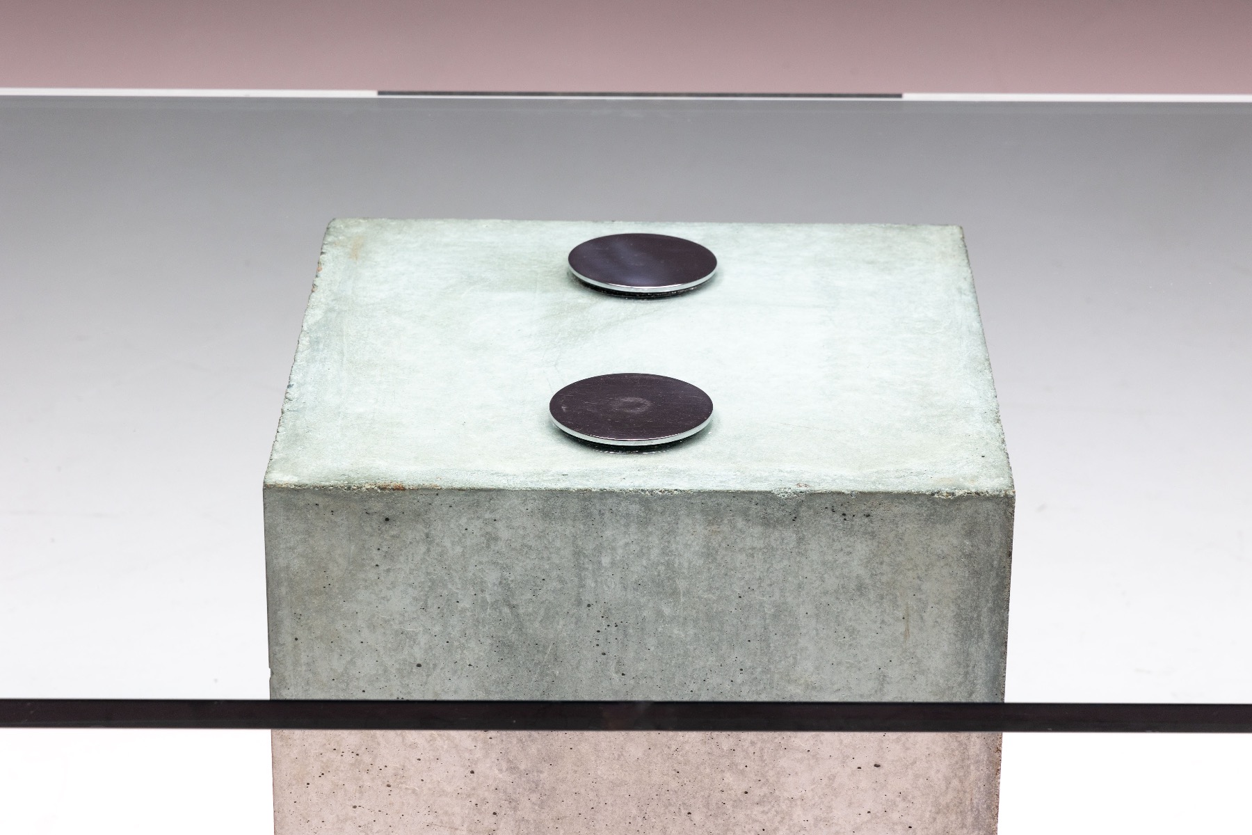 Iconic Saporiti dining table with sculptural base