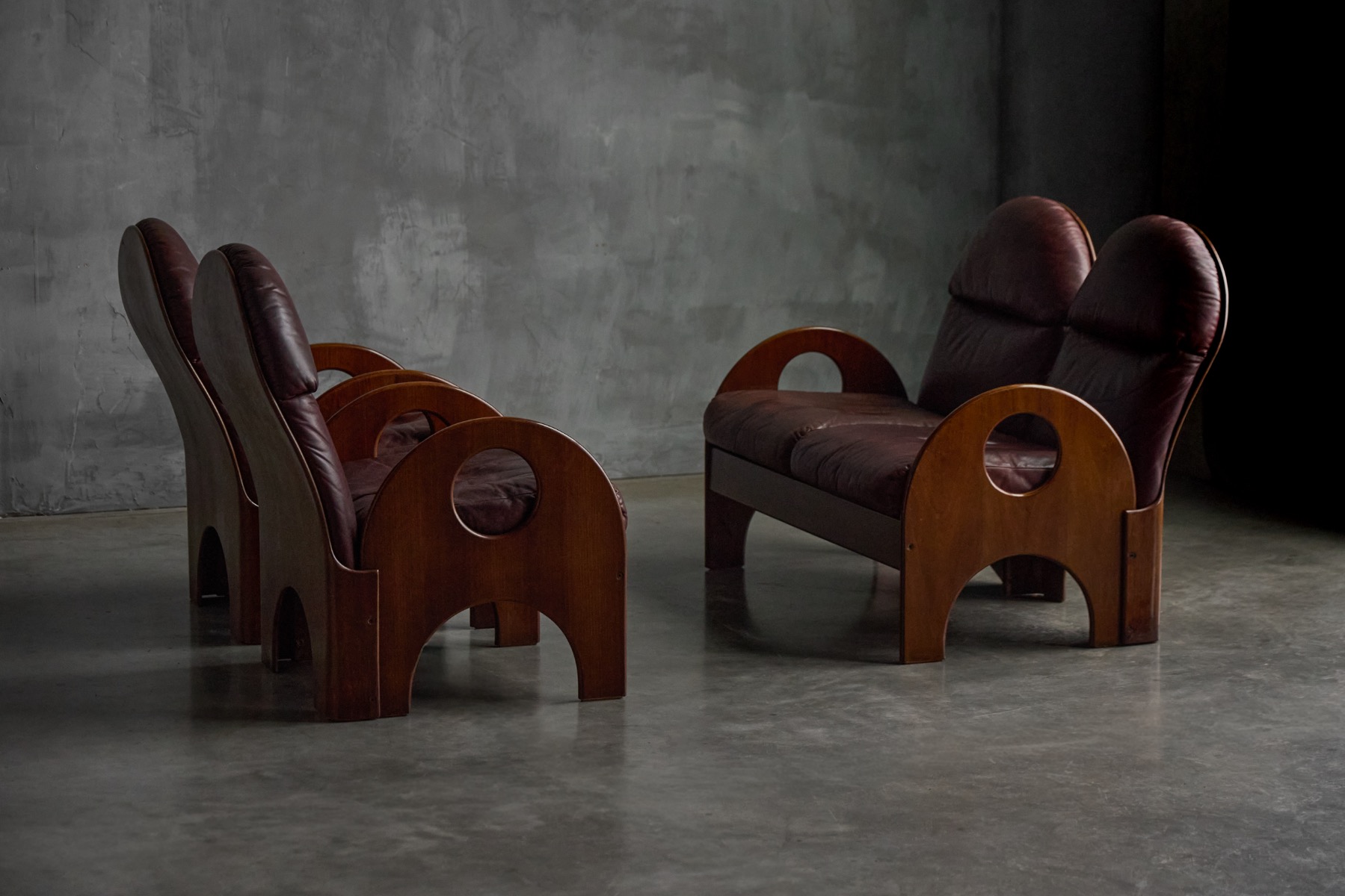 Arcata loveseat representing Italian modern design by Gae Aulenti