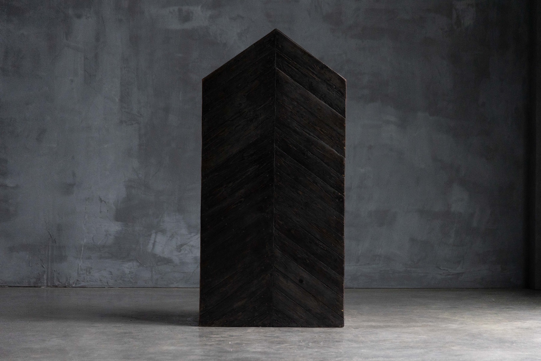 Architectural Italian throne chair design