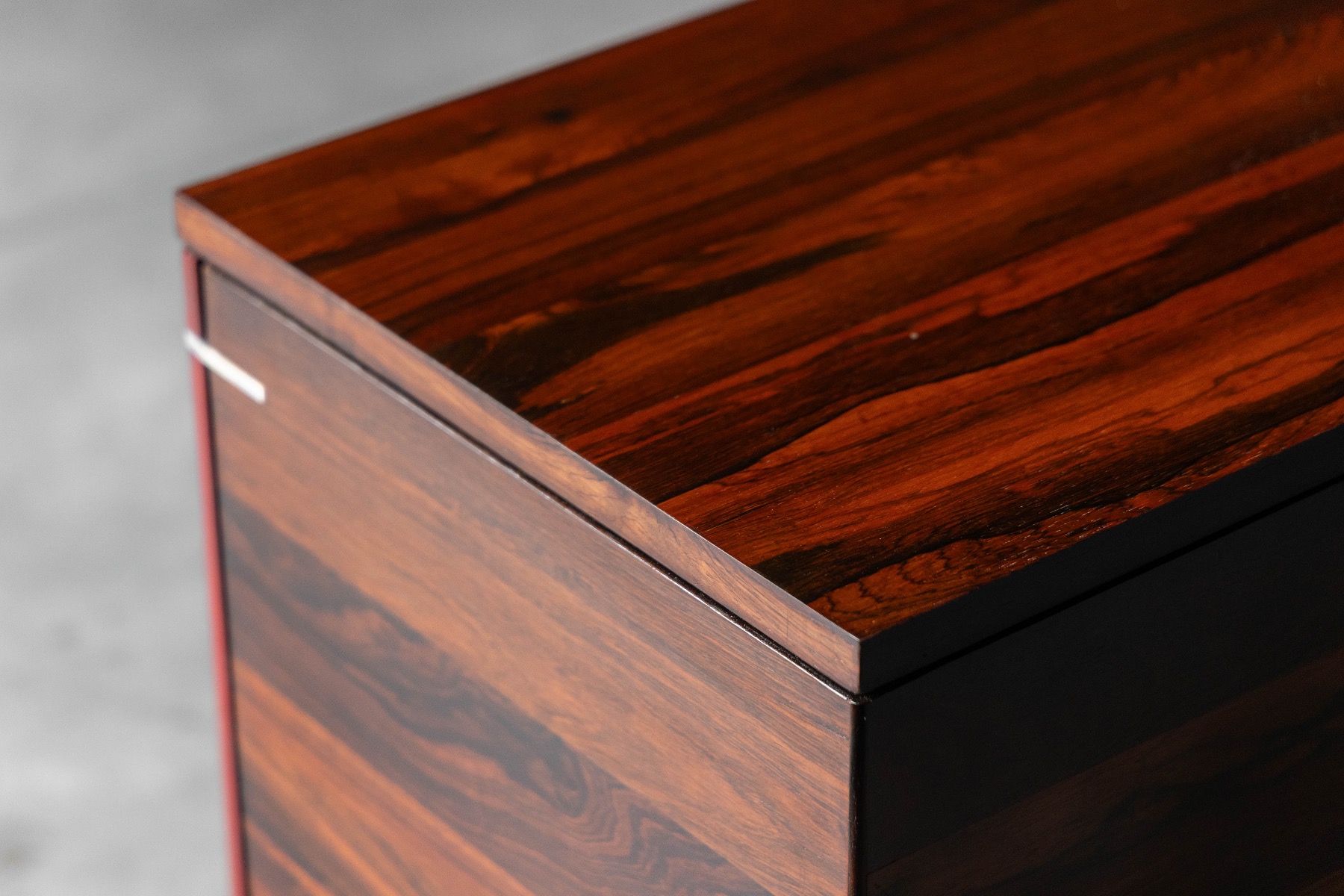 Modernist Credenza Componível with clean geometric structure