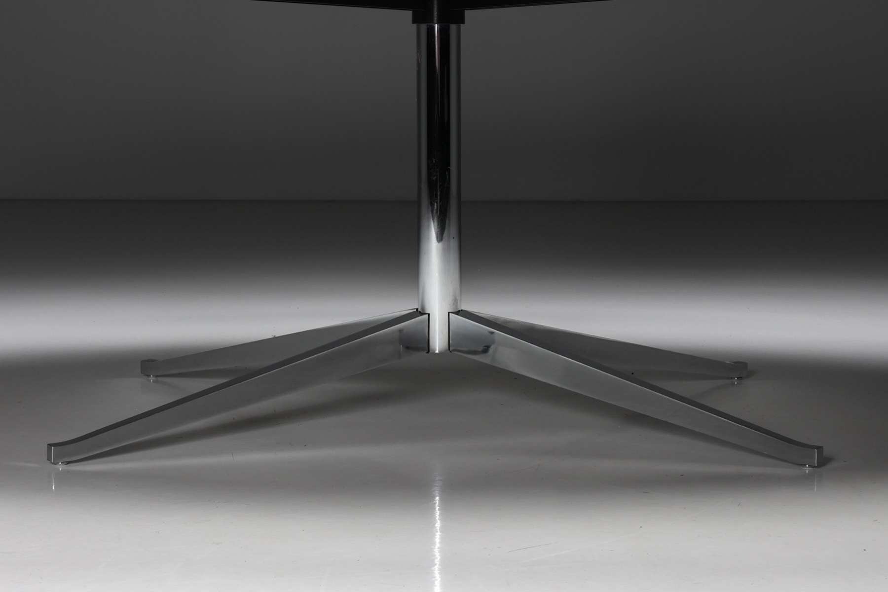 Modernist dining table by Florence Knoll marble design