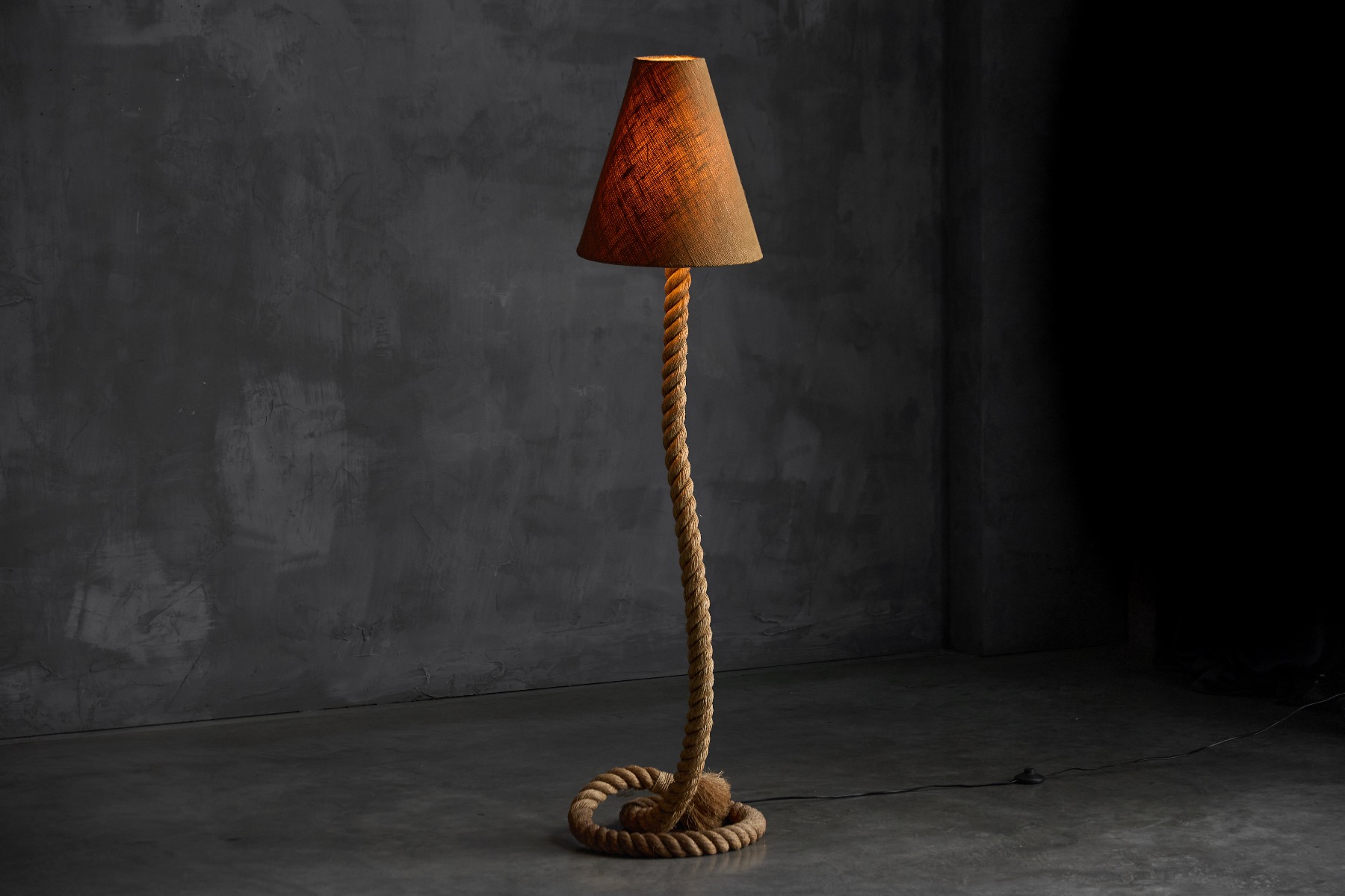 Organic rope floor lamp with warm jute texture
